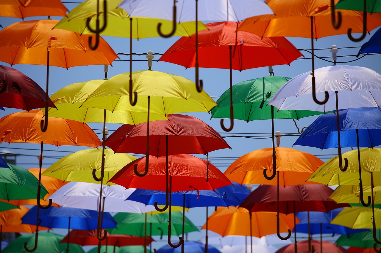 Schirme mit bunten Farben